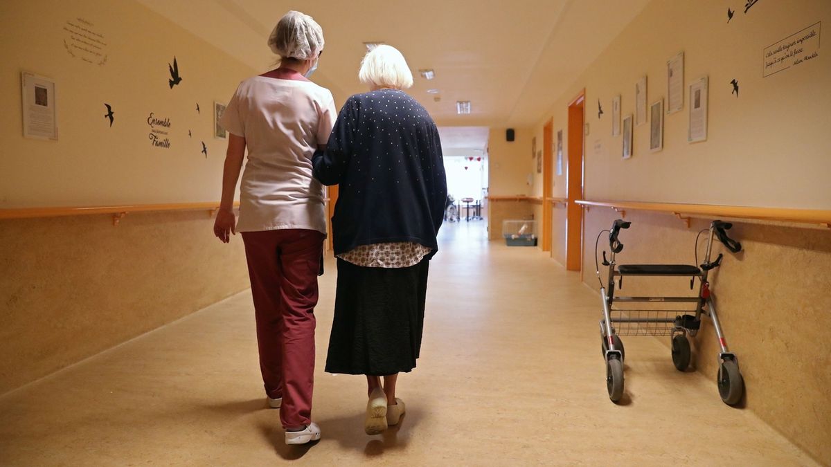 Omikron se domovům seniorů díky očkování vyhýbá